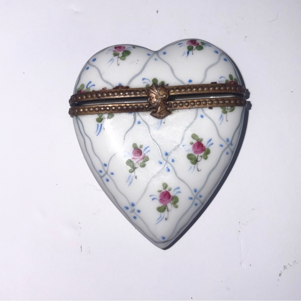 French Limoges Peint Main hinged heart-shaped trinket box - Picture 3 of 10